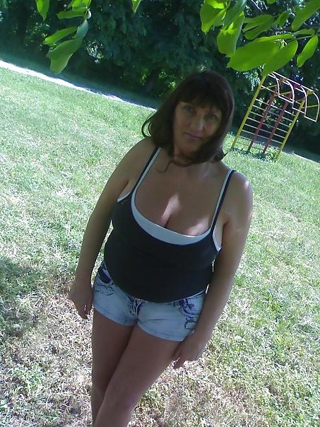 16P Busty Russian Woman 1060