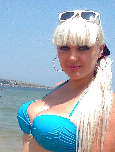 16P Busty Russian Woman 1106