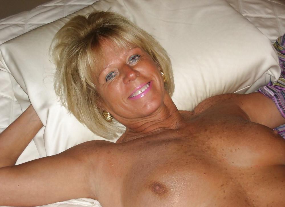 6P A beautiful mature woman