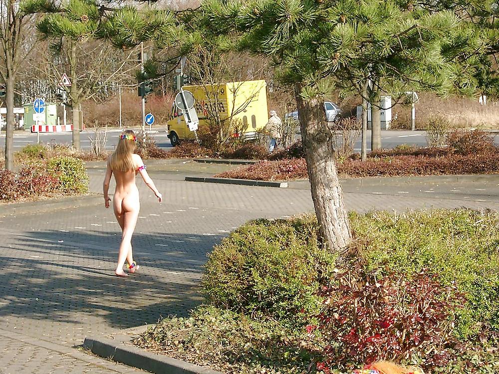 25P Public Nude Girls 13