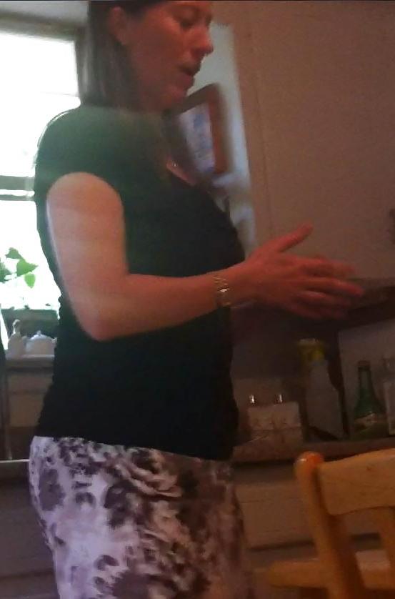 9P Beautiful 30 something single woman