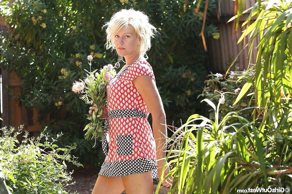 16P Gorgeous Aussie blonde toying in the garden