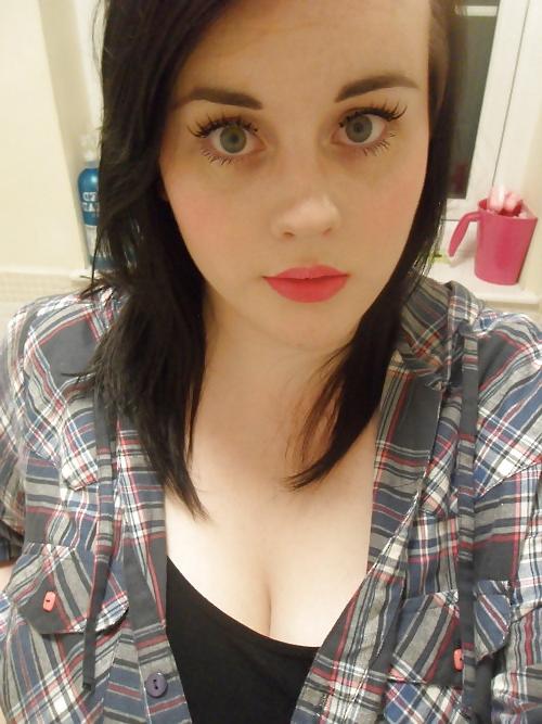 25P Big-eyed chubby beauty shows off her amazing tits
