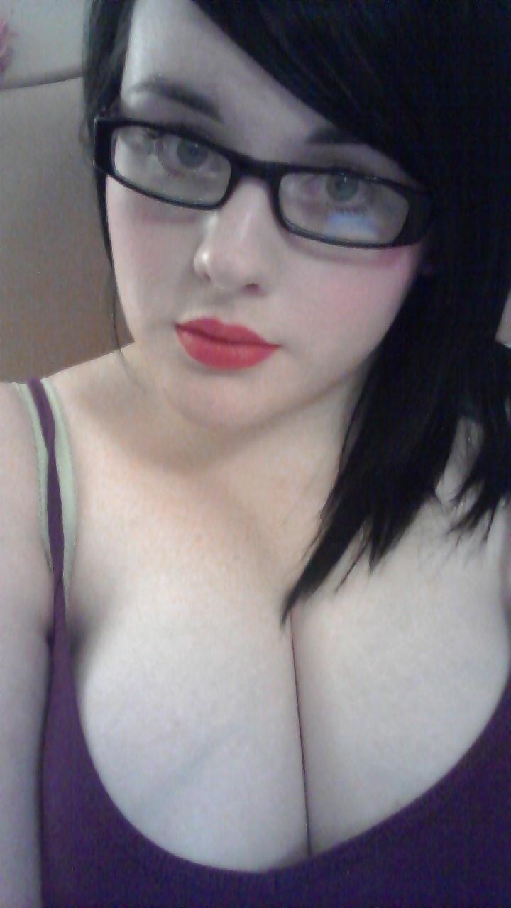25P Big-eyed chubby beauty shows off her amazing tits