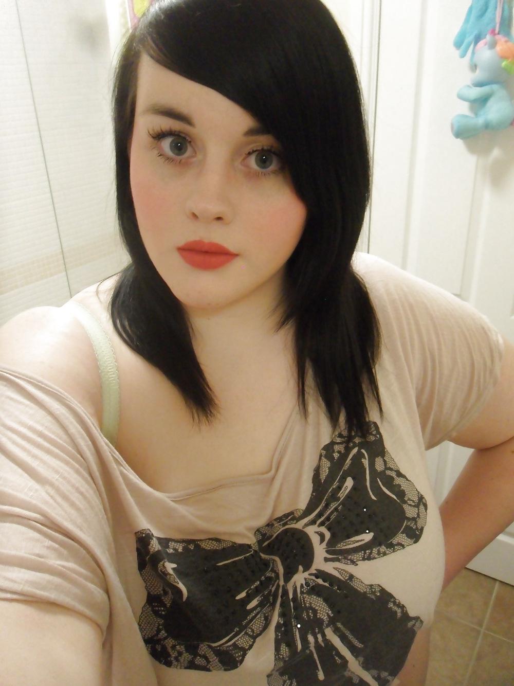 25P Big-eyed chubby beauty shows off her amazing tits