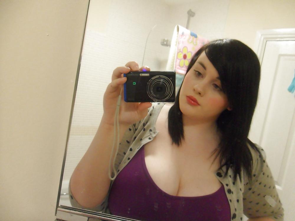 25P Big-eyed chubby beauty shows off her amazing tits