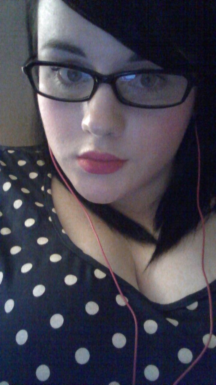 25P Big-eyed chubby beauty shows off her amazing tits