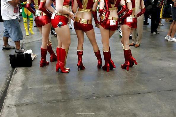 24P Candid Comic-Con Legs 