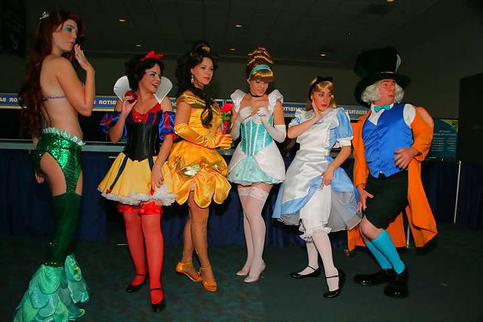 24P Candid Comic-Con Legs 