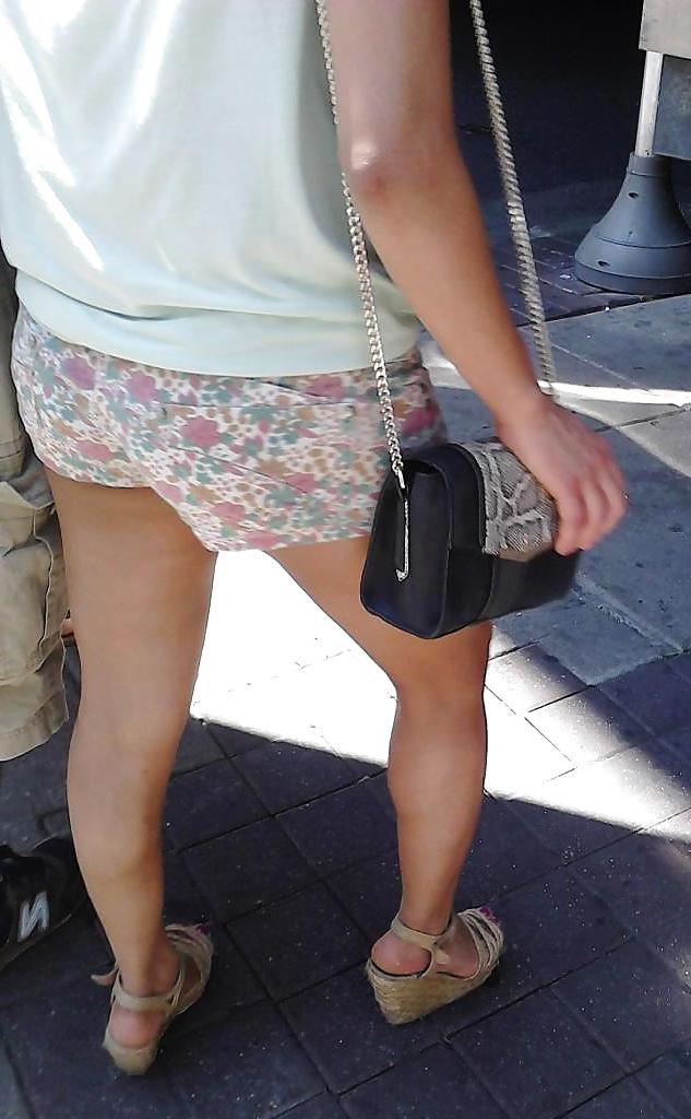 24P Candid Comic-Con Legs 