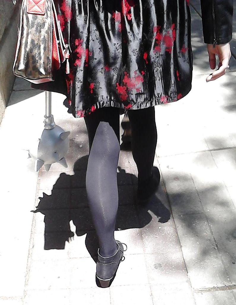 24P Candid Comic-Con Legs 