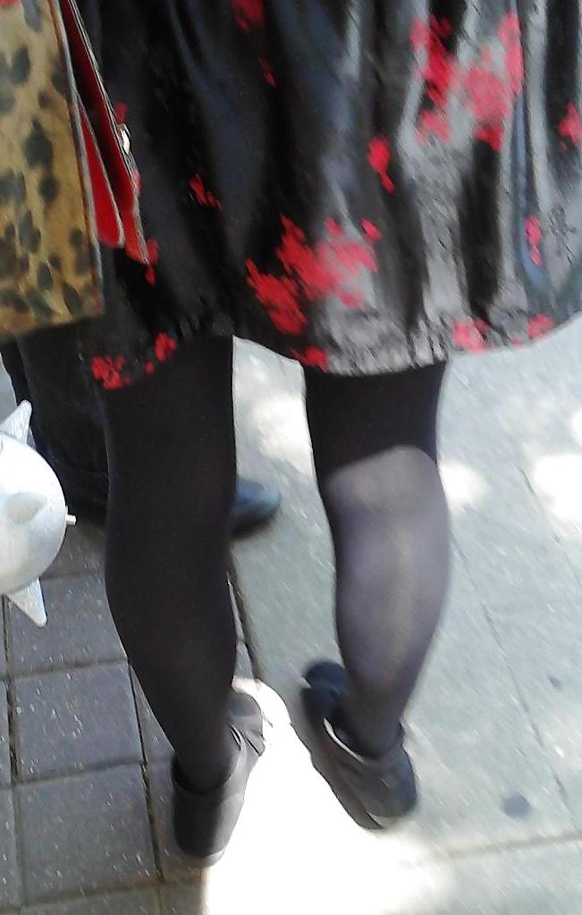 24P Candid Comic-Con Legs 