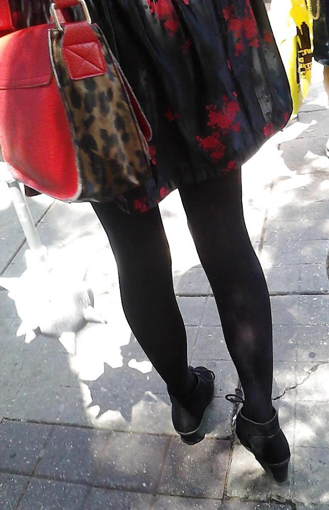 24P Candid Comic-Con Legs 