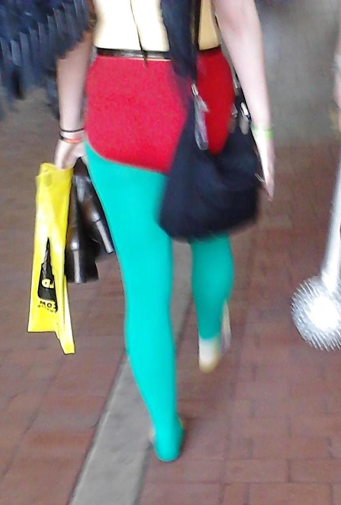 24P Candid Comic-Con Legs 