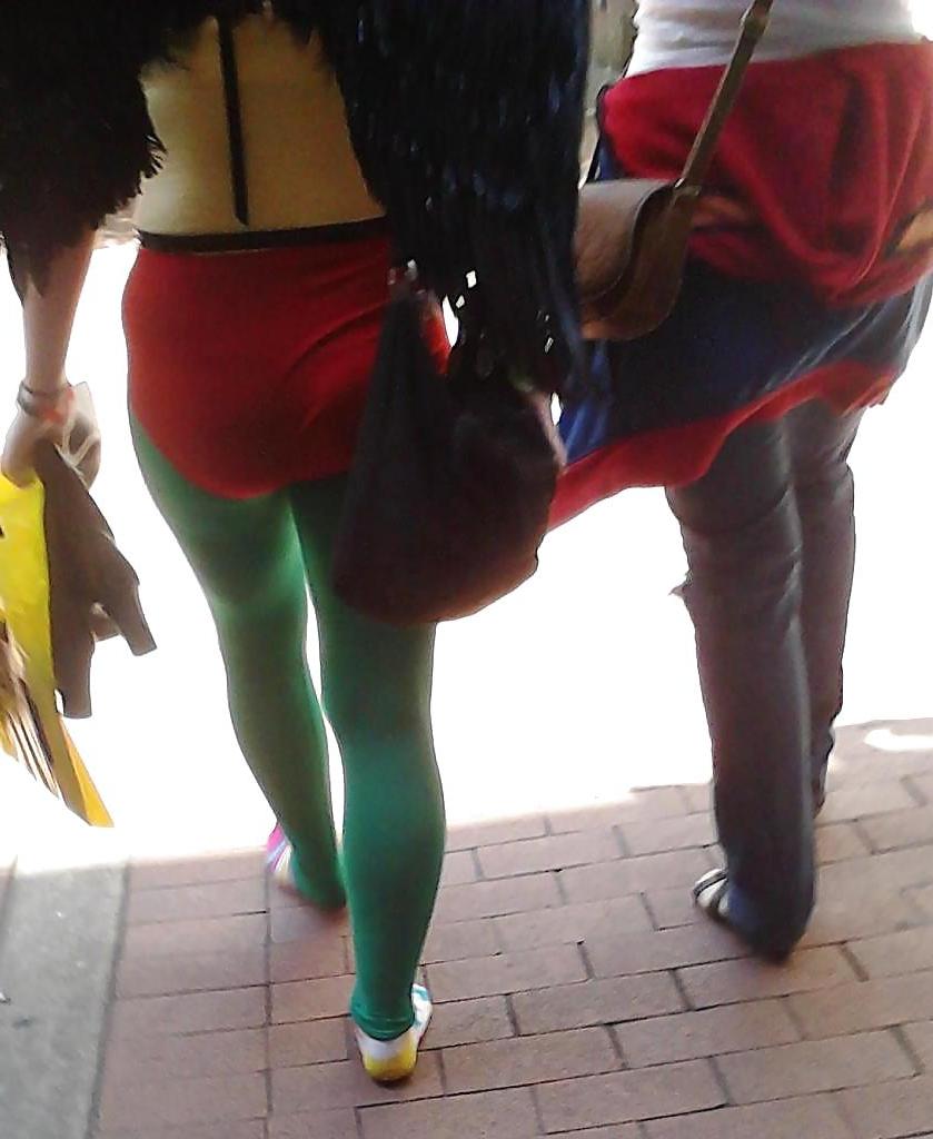 24P Candid Comic-Con Legs 