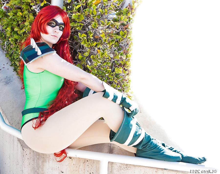 24P Candid Comic-Con Legs 