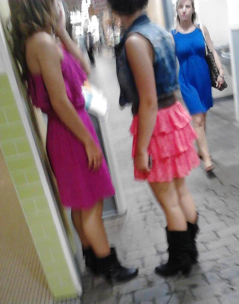 24P Candid Comic-Con Legs 