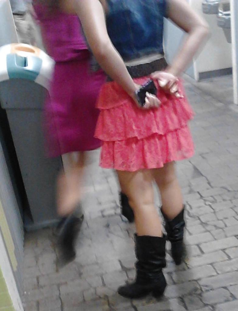 24P Candid Comic-Con Legs 