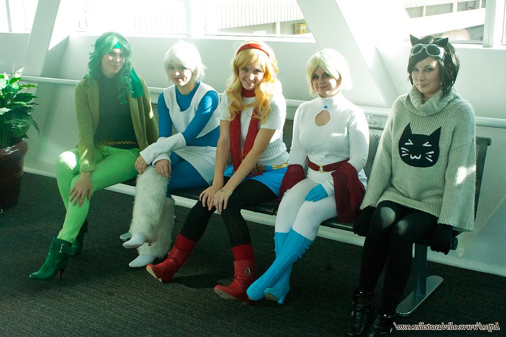 24P Candid Comic-Con Legs 