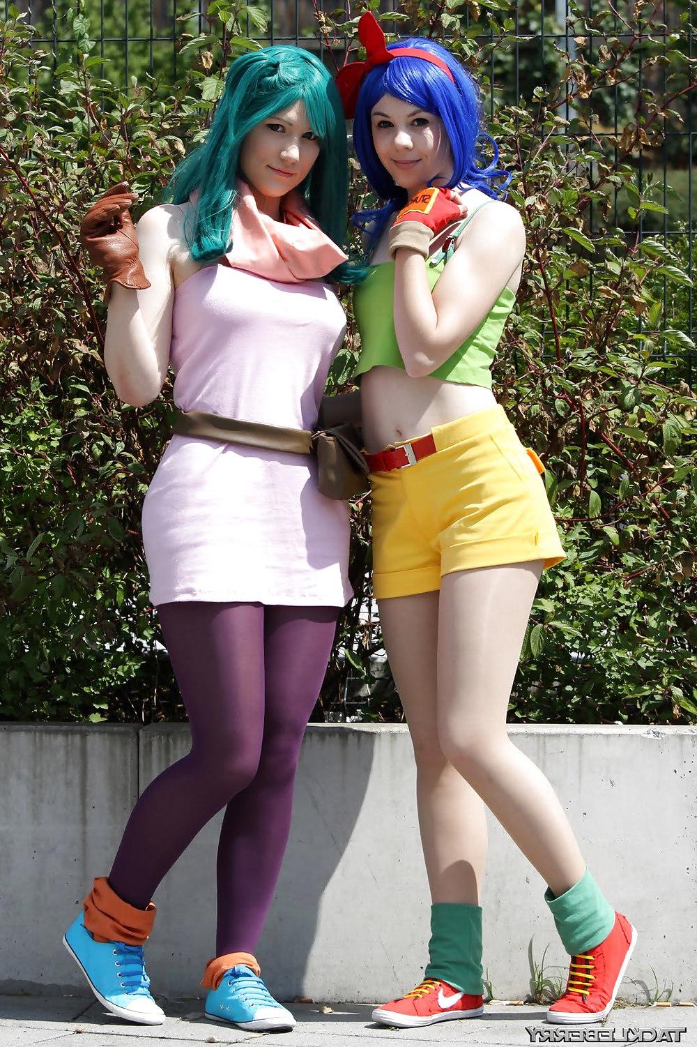 24P Candid Comic-Con Legs 