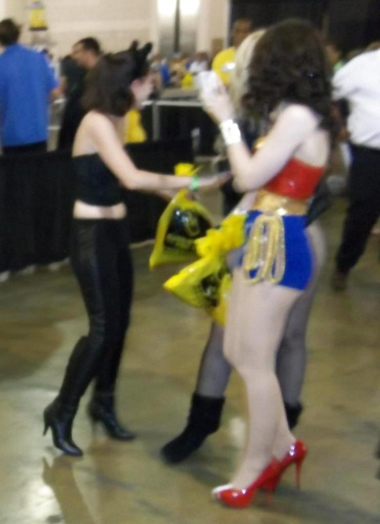 24P Candid Comic-Con Legs 