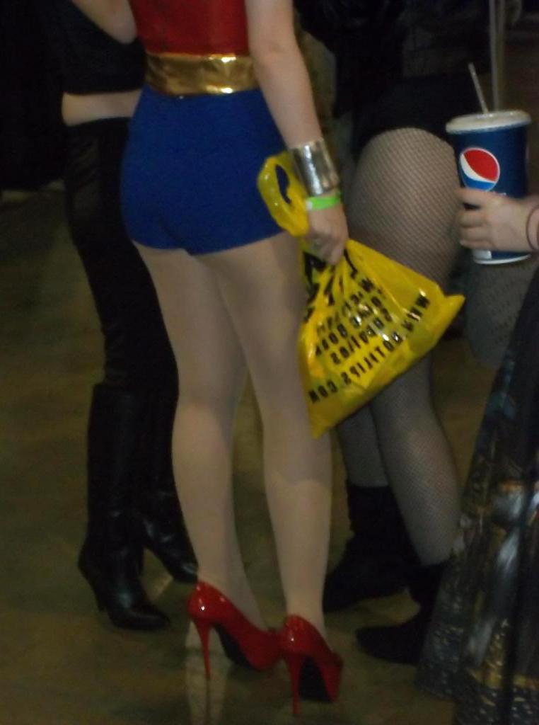 24P Candid Comic-Con Legs 