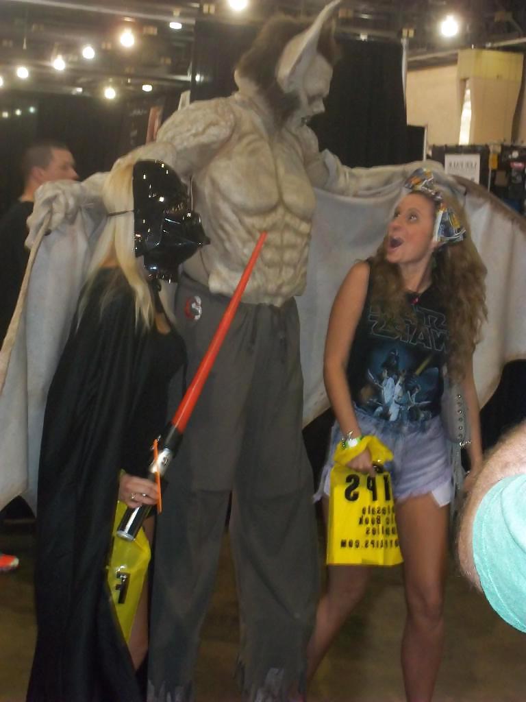 24P Candid Comic-Con Legs 