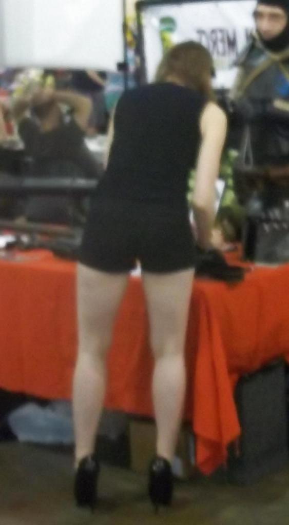 24P Candid Comic-Con Legs 