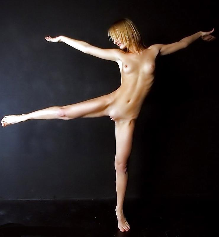 25P Sport girls, flexible, upskirt and ooops 1