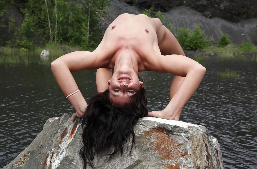 25P Sport girls, flexible, upskirt and ooops 1