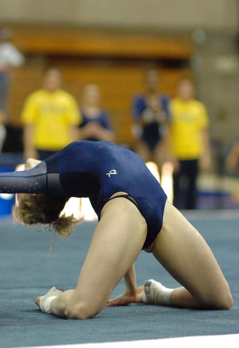 25P Sport girls, flexible, upskirt and ooops 1