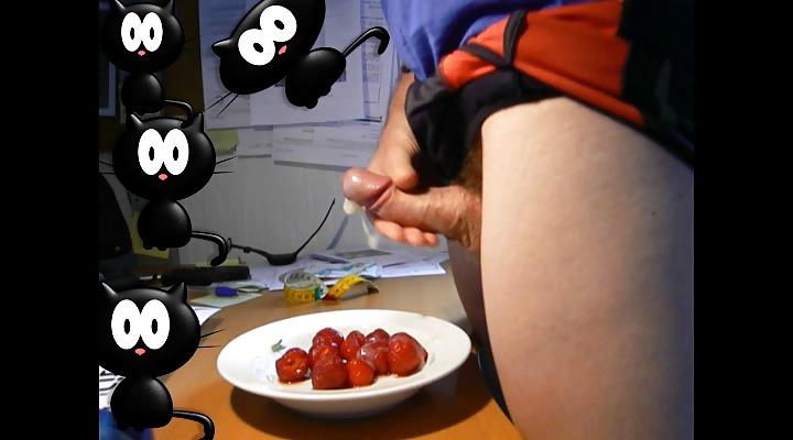 25P Tasty Creamy Cumshot Snaps On Strawberries!
