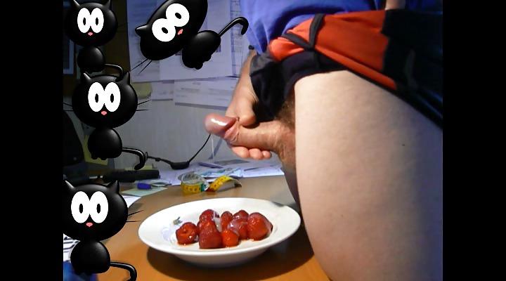 25P Tasty Creamy Cumshot Snaps On Strawberries!