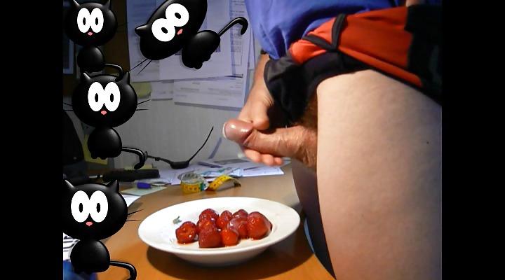 25P Tasty Creamy Cumshot Snaps On Strawberries!