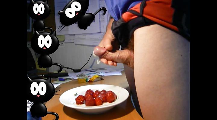 25P Tasty Creamy Cumshot Snaps On Strawberries!