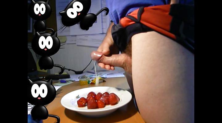 25P Tasty Creamy Cumshot Snaps On Strawberries!