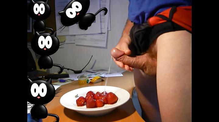 25P Tasty Creamy Cumshot Snaps On Strawberries!