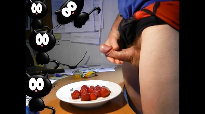 25P Tasty Creamy Cumshot Snaps On Strawberries!