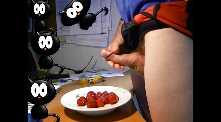 25P Tasty Creamy Cumshot Snaps On Strawberries!