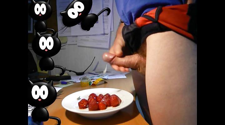 25P Tasty Creamy Cumshot Snaps On Strawberries!