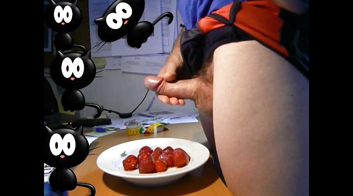25P Tasty Creamy Cumshot Snaps On Strawberries!