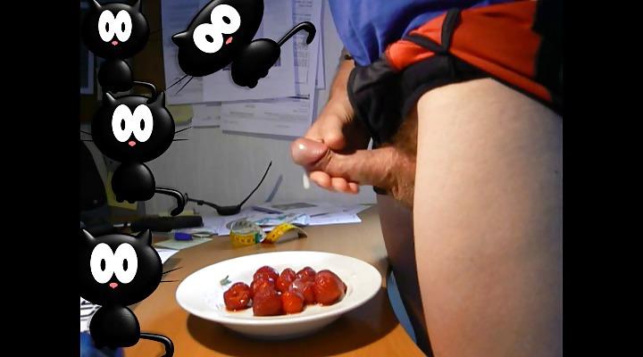 25P Tasty Creamy Cumshot Snaps On Strawberries!