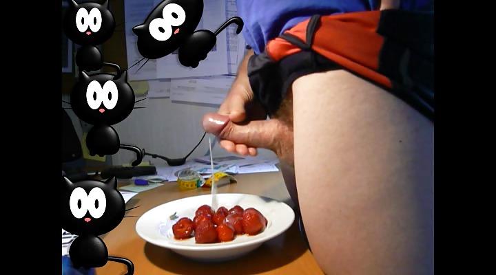 25P Tasty Creamy Cumshot Snaps On Strawberries!