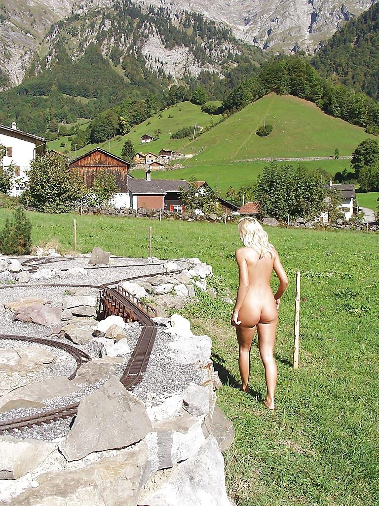 25P Public Nude Girls 16