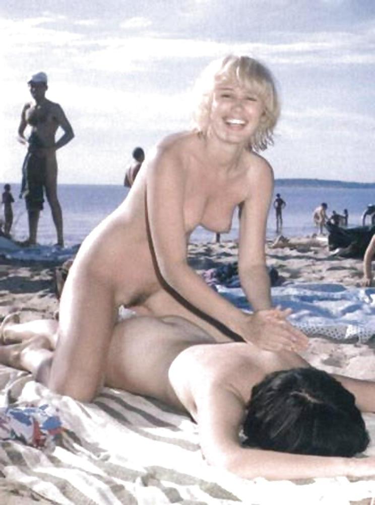 20P Naked beach 60.