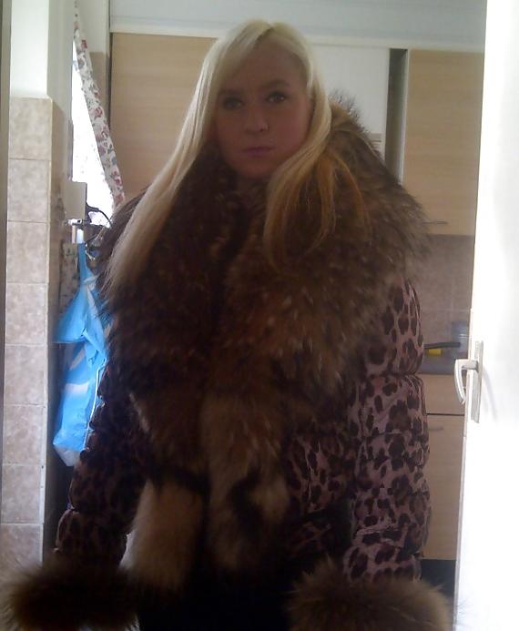 25P Beautiful sexy woman in winter fashion