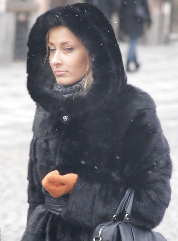 25P Beautiful sexy woman in winter fashion