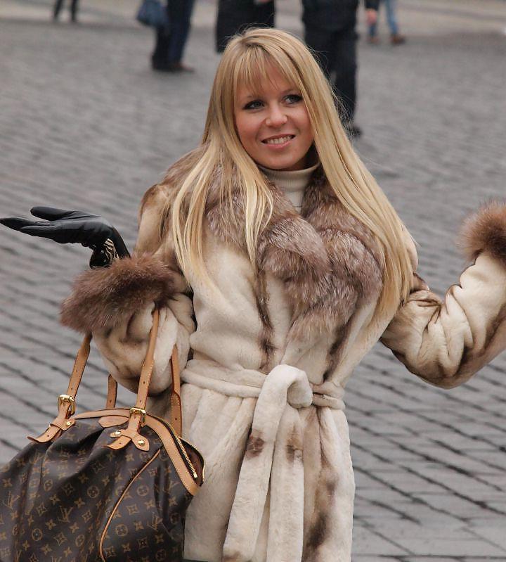 25P Beautiful sexy woman in winter fashion