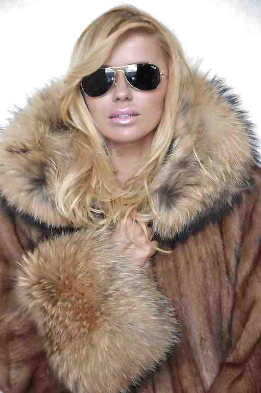 25P Beautiful sexy woman in winter fashion