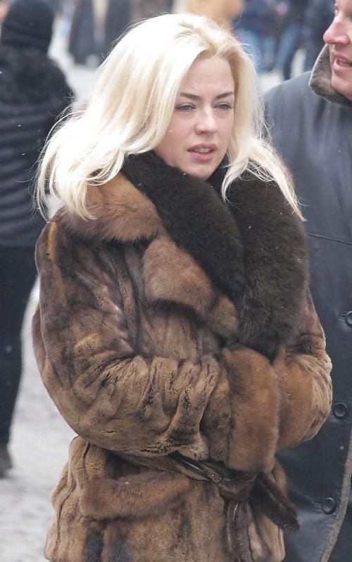 25P Beautiful sexy woman in winter fashion
